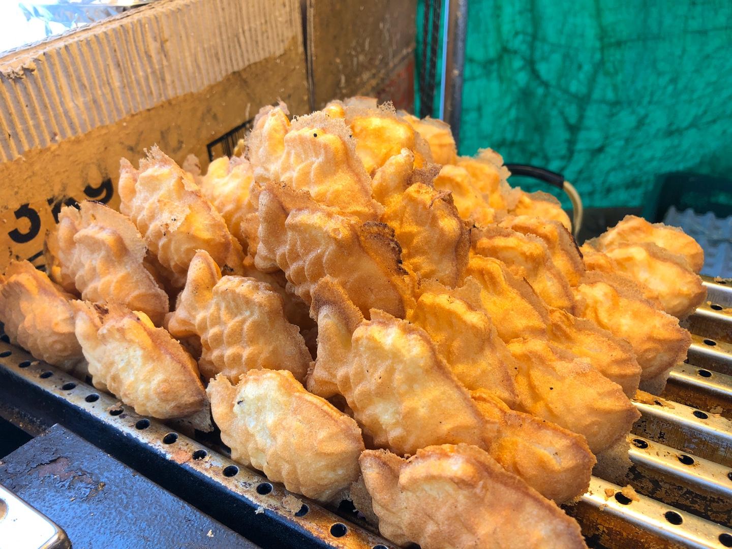 korea, hongdae, seoul, street food, korean food, travel, hongdae things to do, bungeoppang, fish-shaped pastry, fish cake, red bean bun, hoppang, korean bun, pizza, must eat, must try